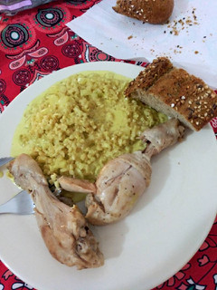 Una foto de Arroz integral al curry con jamoncitos de pollo
