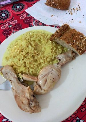 Una foto de Arroz integral al curry con jamoncitos de pollo