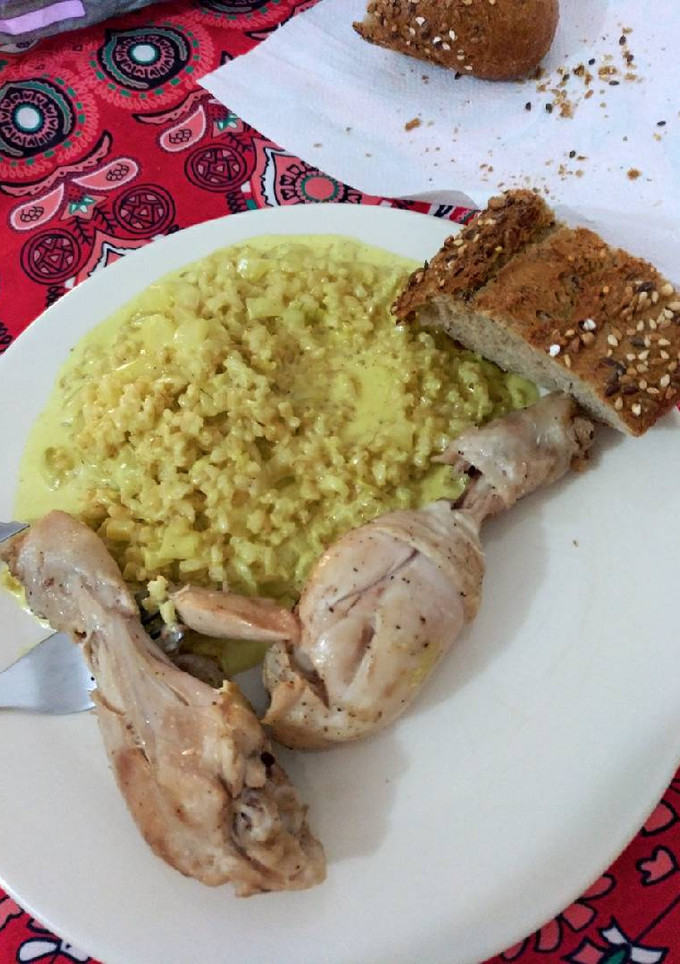 Una foto de Arroz integral al curry con jamoncitos de pollo