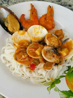Una foto de Tallarines de arroz con frutti di mare