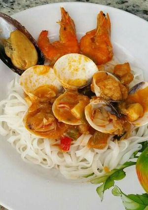 Una foto de Tallarines de arroz con frutti di mare