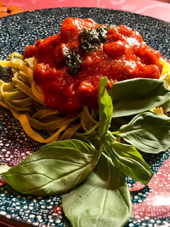 Una foto de Tagliatelle de espinacas al huevo, salsa de tomate y concentrado de albahaca 🌿