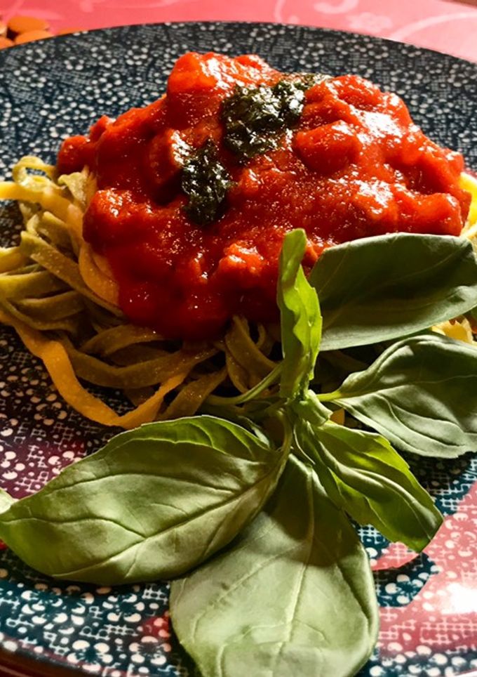 Una foto de Tagliatelle de espinacas al huevo, salsa de tomate y concentrado de albahaca 🌿