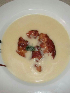 Zellerkrémleves baconchipssel recept fotója