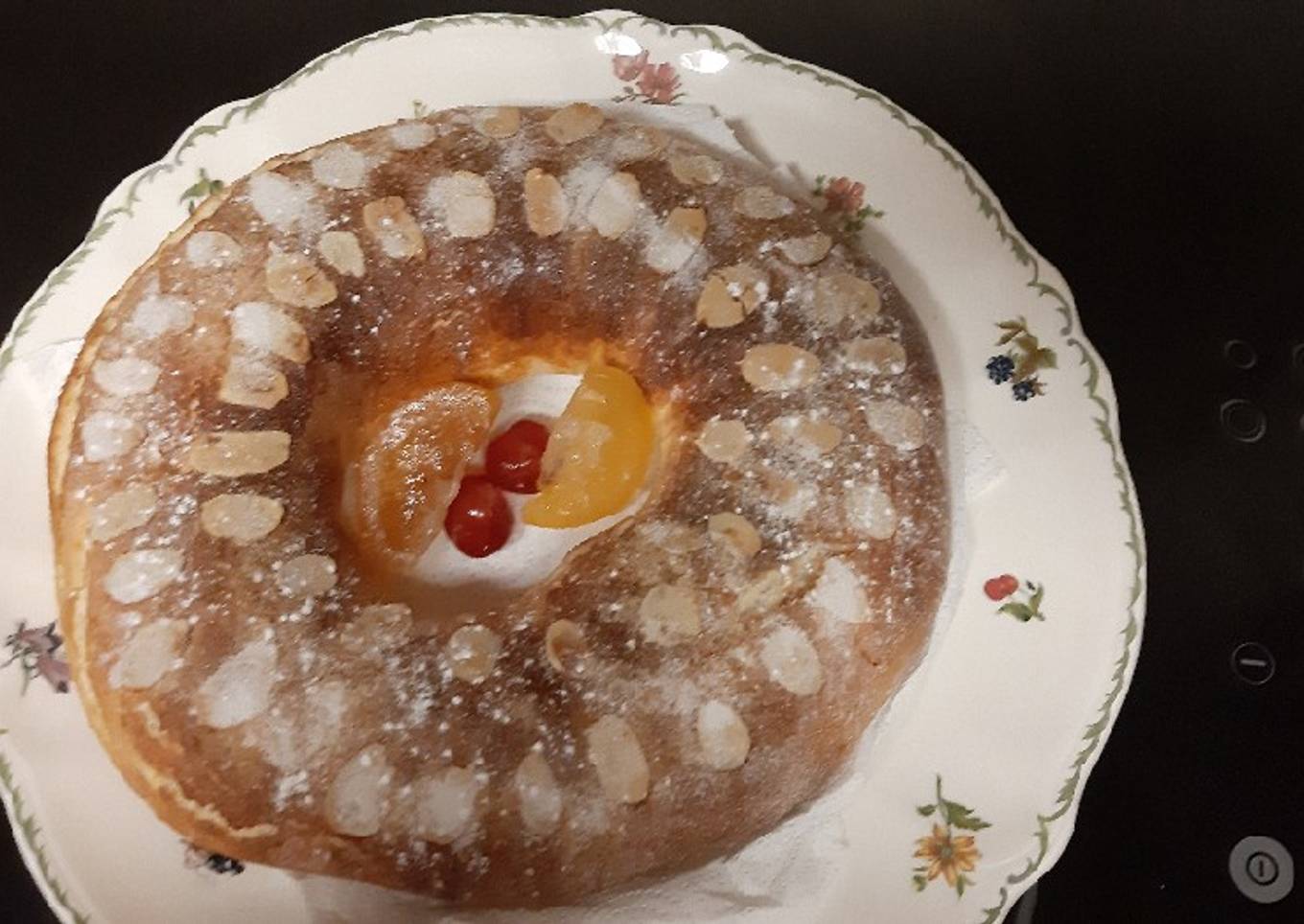 Roscón de reyes con crocanti de almendras