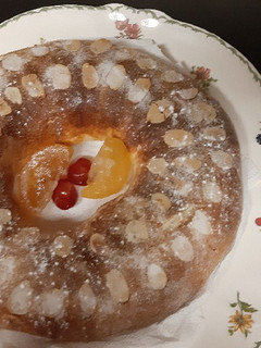 Una foto de Roscón de reyes con crocanti de almendras