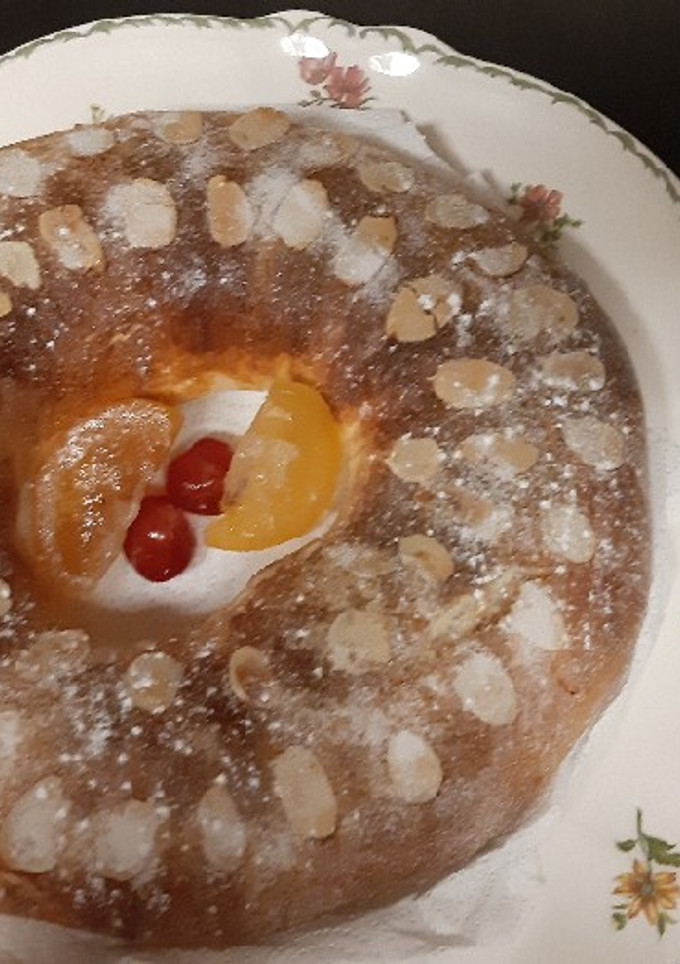 Una foto de Roscón de reyes con crocanti de almendras