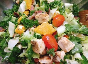 Hình của món Salad cải xoăn cam vàng.