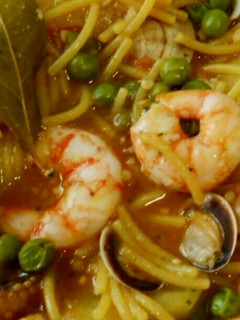 Una foto de Cazuela de fideos (con pescado y marisco)