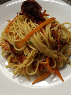 Una foto de Pasta con verduras salteadas