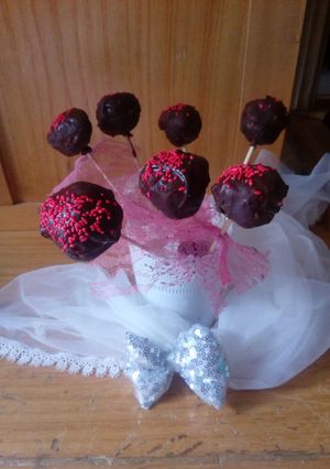 Φωτογραφία της συνταγής Τα οικονομικά cake pops με ονοματεπώνυμο