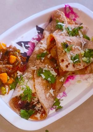 व्हेज शेज़वान फ्रॅंकी (Veg Schezwan Frankie recipe in marathi) रेसिपी चे मुख्य फोटो
