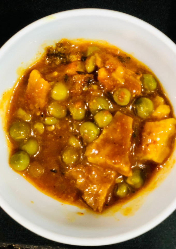 A picture of Mutter Paneer (paneer from rice).