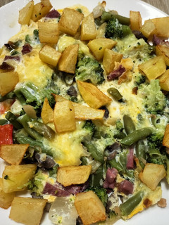 Una foto de Menestra de verduras con patatas fritas y queso