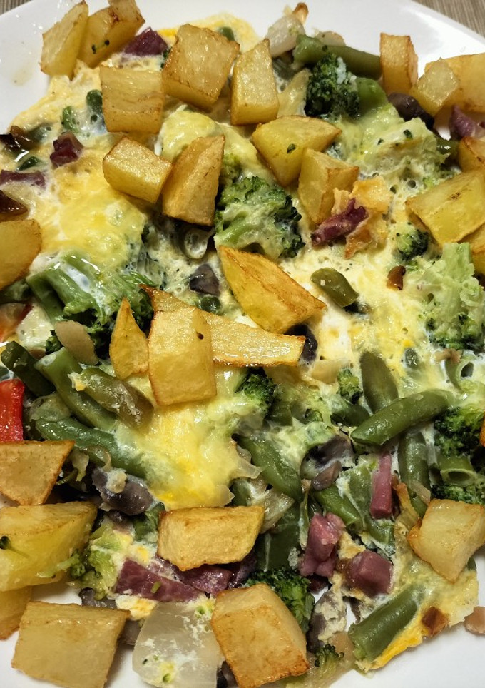 Una foto de Menestra de verduras con patatas fritas y queso