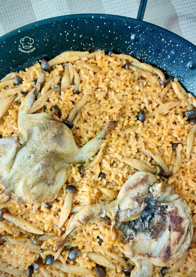 Una foto de Arroz con codorniz y seta shimeji