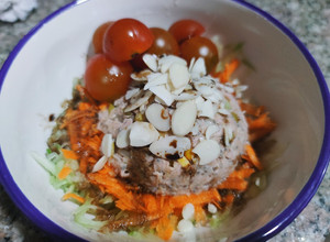 Una foto de Ensalada de atún con pepino y zanahoria