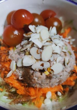 Una foto de Ensalada de atún con pepino y zanahoria