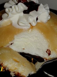 Una foto de Isla flotante en salsa de chocolate