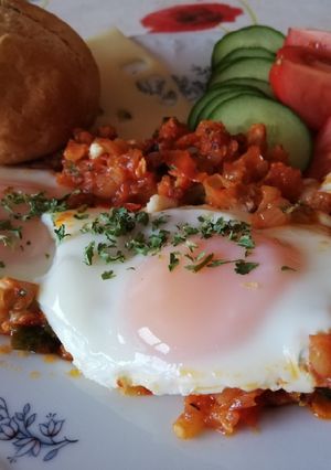 Tükörtojás paradicsomos zöldségágyon recept fotója