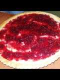 Tarta casera con crema y mermelada de moras