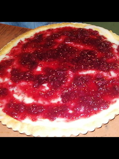 Una foto de Tarta casera con crema y mermelada de moras