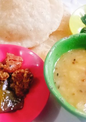 A picture of Dal kachori and Aloo tarkari.