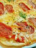 Pizza de fuet de pavo con mozzarella
