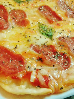 Una foto de Pizza de fuet de pavo con mozzarella