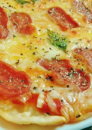 Una foto de Pizza de fuet de pavo con mozzarella