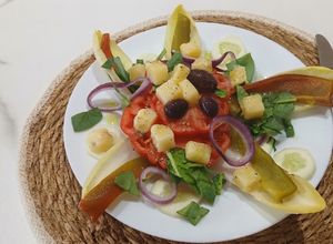 Una foto de Ensalada de Endivias, Tomate Raf y Patata al Pil Pil
