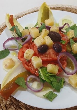 Una foto de Ensalada de Endivias, Tomate Raf y Patata al Pil Pil