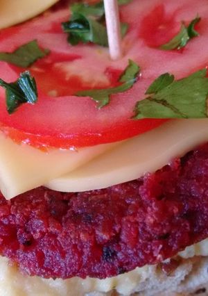 Una foto de Vegburguer de remolacha enriquecida con Agua de Mar