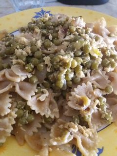 Una foto de Pasta integral con guisantes 🍝