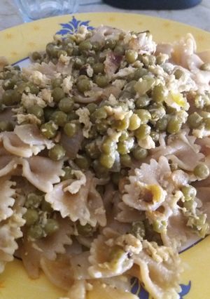 Una foto de Pasta integral con guisantes 🍝