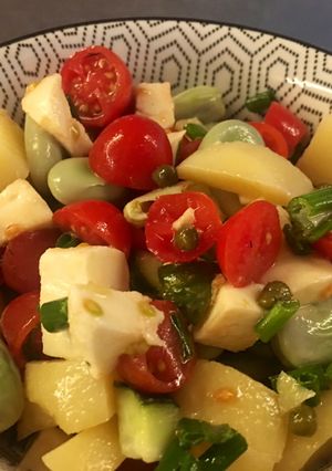 Zdjęcie przepisu Szybka sałatka z bobem i mozzarellą.