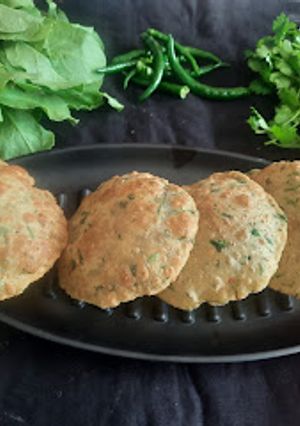 A picture of Spinach puri.