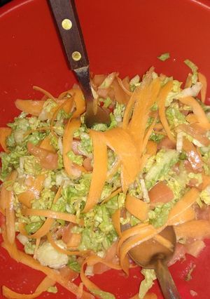 Una foto de Salad básico con aceite de coco.😎😍 Vegan(para cuidarse)