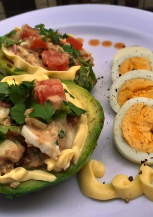 Una foto de Palta rellena de Atún, Tomate y Huevo