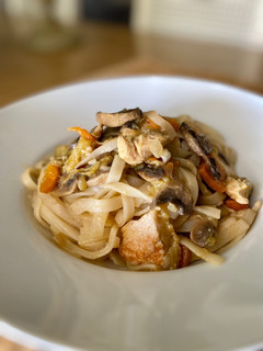 Una foto de Noodles con pollo y verduras teriyaki
