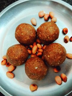 शेंगदाण्याचे लाडू (shengdanyache ladoo recipe in marathi) रेसिपी चे मुख्य फोटो 