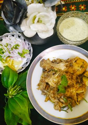 A picture of Haryali chicken khrdai.
