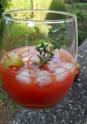 Una foto de Cocktail de vodka y zumo de tomate (Bloody Mary)