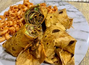 Una foto de Wraps de carne a la plancha con vegetales y aderezo de chipotle