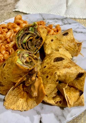 Una foto de Wraps de carne a la plancha con vegetales y aderezo de chipotle
