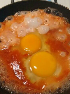Una foto de Huevos fritos ahogados.ॐ