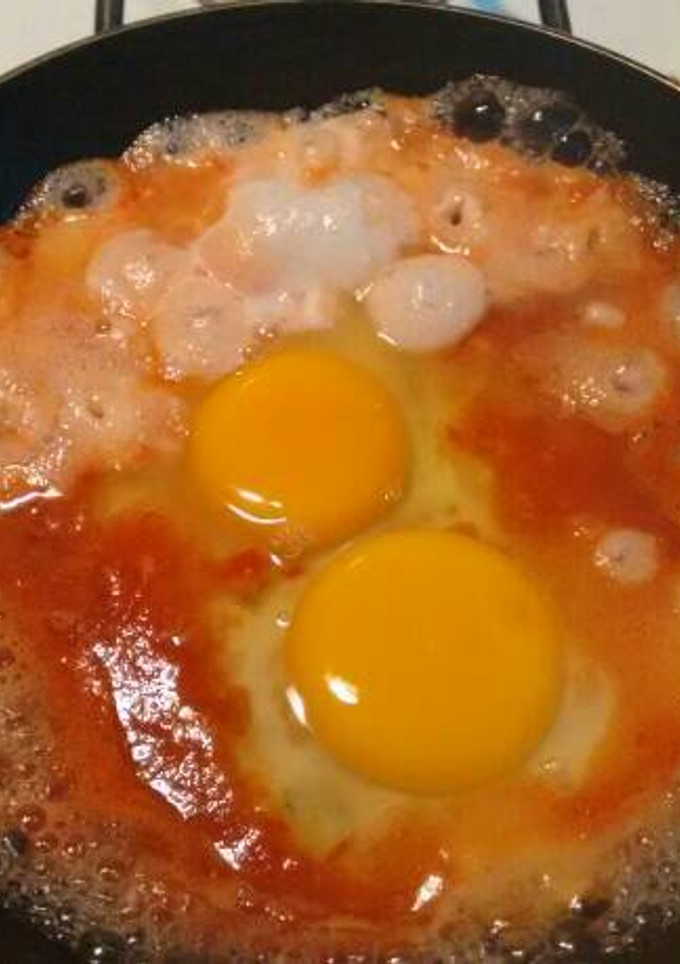 Una foto de Huevos fritos ahogados.ॐ