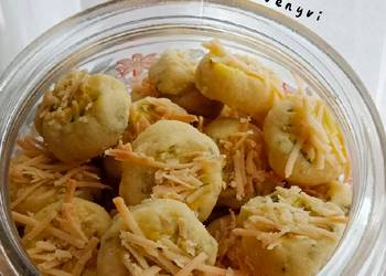 Siap Saji Kue kering bawang Mantul Banget