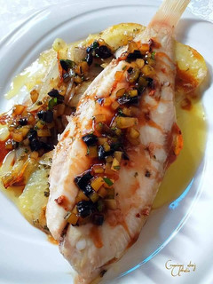 Una foto de Lenguados al horno con patatas y vinagreta de salsa teriyaki