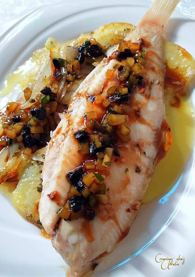 Una foto de Lenguados al horno con patatas y vinagreta de salsa teriyaki